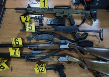 Policia bastisë shtëpitë e tre personave në Prizren, i gjen armë, municion e rroba ushtarake
