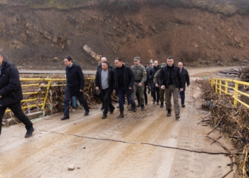 Kurti viziton fshatin Llaushë të Skenderajt për të parë dëmet e shkaktuara nga vërshimet