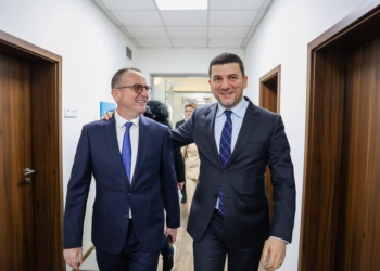 Krasniqi në takim me kryetarin e Gostivarit, flasin për zhvillimet politike