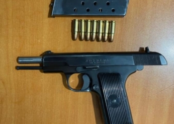 Policia sekuestron dy armë zjarri dhe një elektroshok në Prishtinë, ndalohen të dyshuarit