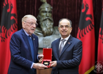 Begaj nderon me medaljen e “Kalorësit të Urdhrit të Flamurit” ambasadorin Walker