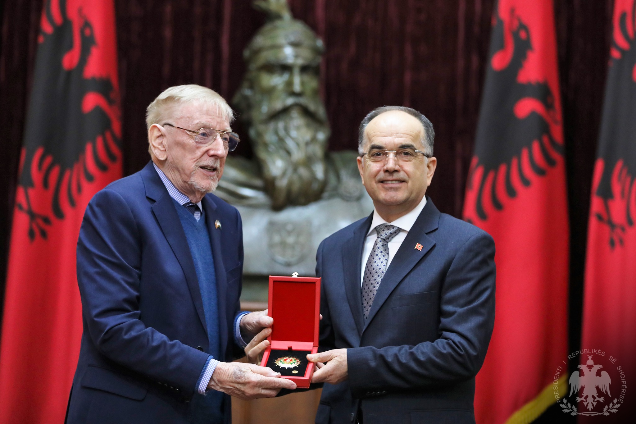 Begaj nderon me medaljen e “Kalorësit të Urdhrit të Flamurit” ambasadorin Walker