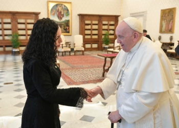 Vjosa Osmani pritet nga Papa Françesku në Selinë e Shenjtë