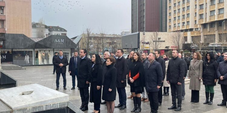 Krerët e shtetit bëjnë homazhe te Zahir Pajaziti: Do ta kemi udhërrëfyes sakrificën mbi të cilën u ndërtua shteti ynë