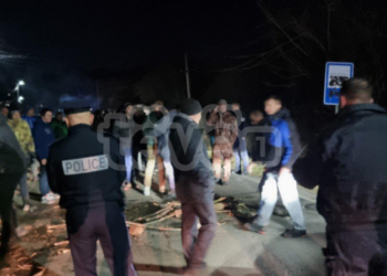 Protestuesit serbë largojnë barrikadën në Shtërpcë
