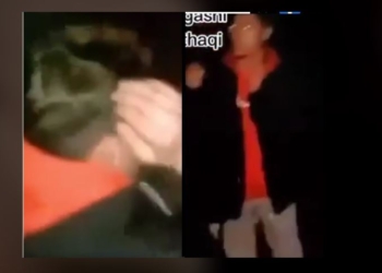 Dalin pamje ku tre të rinj e rrahin një tjetër dhe e fusin në veturë