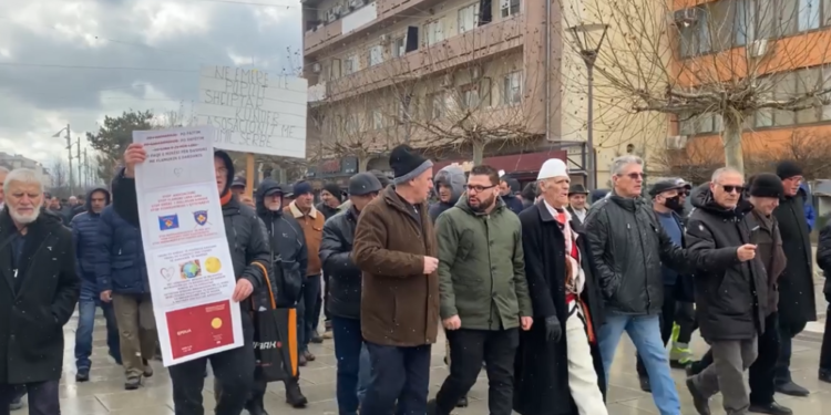 Një grup i qytetarëve e kundërshtojnë Asociacionin me protestë