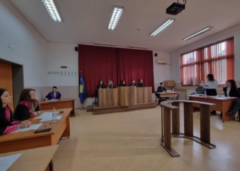 Studentët e Universitetit “Ukshin Hoti” simulojnë një seancë në Gjykatën Themelore të Prishtinës