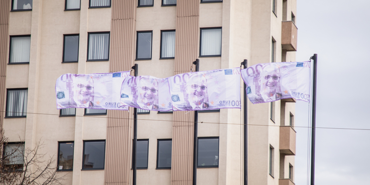 PSD i zëvendëson flamujt para MPJD me kartëmonedhën 500€ me fytyrën e Berishajt