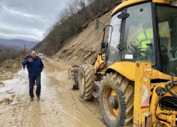 Zhbllokohet rruga Mitrovicë-Zubin Potok, ku kishte shembje të dheut