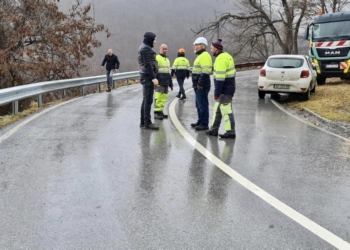 Aliu bën thirrje që të shmangen rrugët me prezencë uji