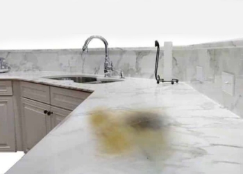 Si të hiqni shumicën e njollave nga mermeri