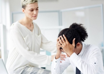 Kur një person është në vështirësi, mos thuaj këtë fjali