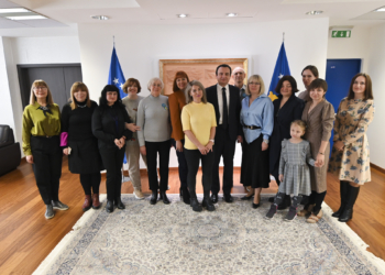 Kurti pret gazetarët ukrainas në zyrën e tij, i falënderon për punën e tyre në Kosovë