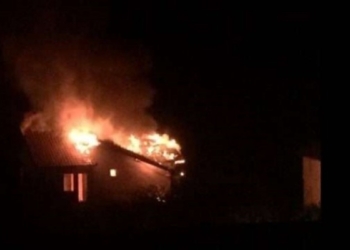 Digjet një stallë në Zubin Potok