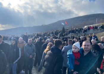 Qytetarë të shumtë bëjnë homazhe në Reçak