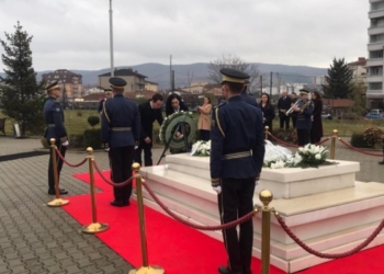 Osmani e Kurti nderojnë ish-presidentin Rugova