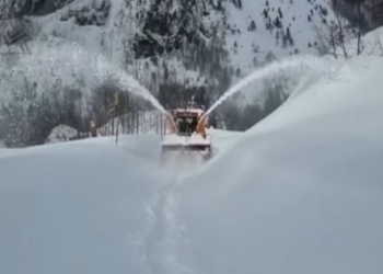 Reshjet e borës, aksi Peshkopi-Lurë i bllokuar që katër ditë