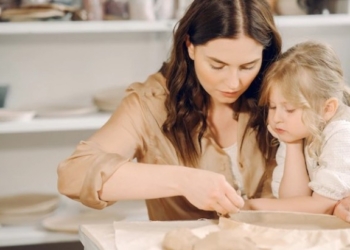 Shmangia e këtyre pesë gabimeve si prindër ndihmon fëmijët të ndihen të pavarur
