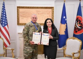 Osmani takohet me komandantin e Gardës Kombëtare të lowa-s, e dekoron me medalje