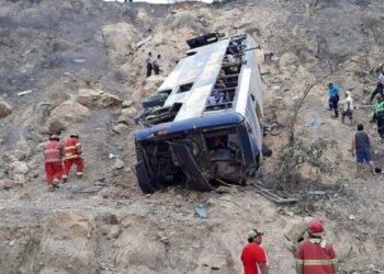 ​Peru, autobusi bie në humnerë, të paktën 25 të vdekur