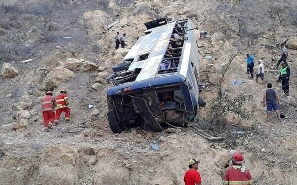 Peru, autobusi bie në humnerë, të paktën 25 të vdekur
