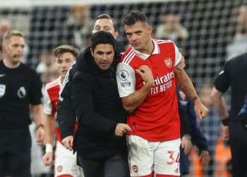 Reagime të ndryshme nga tifozët për Artetan që vrapoi për ta ndalur Xhakën