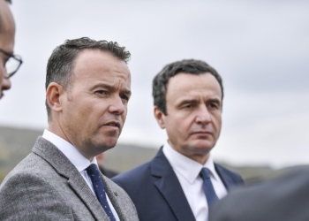 Kurti e Peci dalin në konferencë