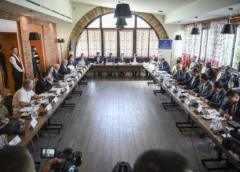 Kurti takon sot kryetarët e komunave