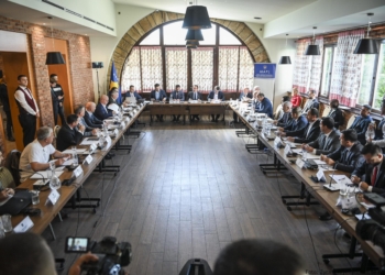 Kurti të martën takon kryetarët e komunave