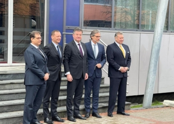 Lajçak dhe Escobar arrijnë në objektin e Qeverisë