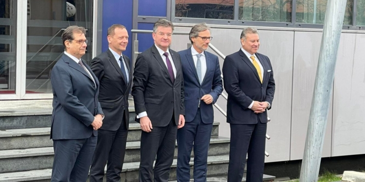 Lajçak dhe Escobar arrijnë në objektin e Qeverisë