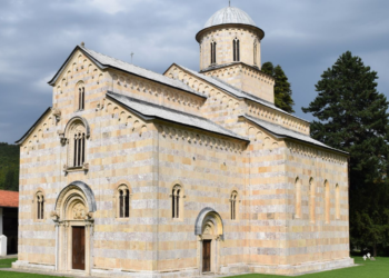 Historianët e Deçanit: S’duhet të lejohet që Manastiri të jetë pjesë e dialogut me Serbinë