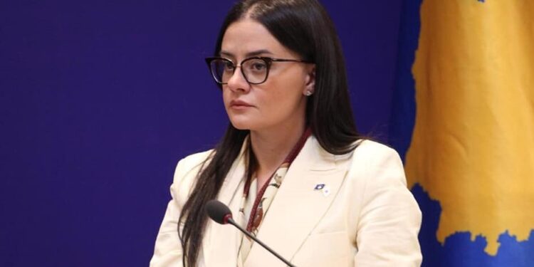 Ish-kryediplomatja: Presidentja Osmani ta telefonojë menjëherë presidentin kroat