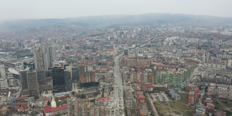 Prishtina “e pashëndetshme”, rekomandohet bartja e maskës