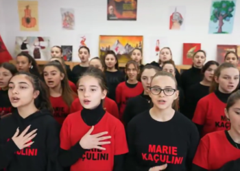 Çdo të hënë, nxënësit e shkollave në Shqipëri do të këndojnë Himnin e Flamurit