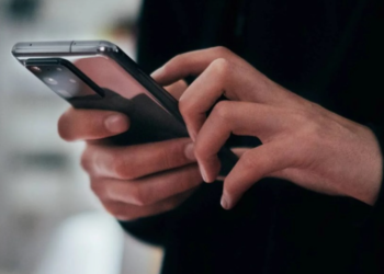 Mënyra se si e mbani telefonin tregon shumë për personalitetin tuaj