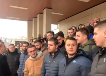 Studentët e Mjekësisë e bllokojnë hyrjen e Fakultetit, kërkojnë afate të rregullta të provimeve