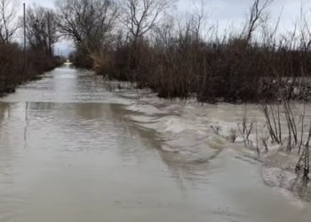 Rrezik nga përmbytjet në Shqipëri, disa lumenj në pikën kritike