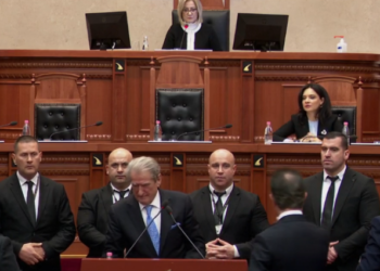 Berisha përjashtohet nga seanca plenare