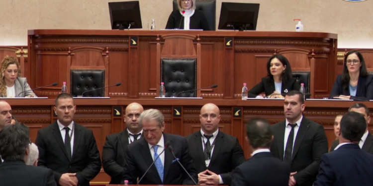 Berisha përjashtohet nga seanca plenare