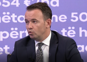 Peci tregon përse ende nuk e ka shkarkuar këshilltarin e tij të dënuar për vjedhje të votave