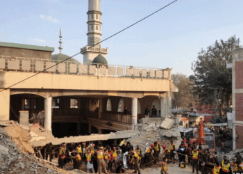 Rritet numri i të vdekurve nga sulmi vetëvrasës në një xhami në Pakistan