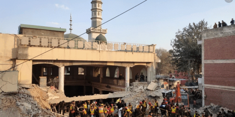 Rritet numri i të vdekurve nga sulmi vetëvrasës në një xhami në Pakistan