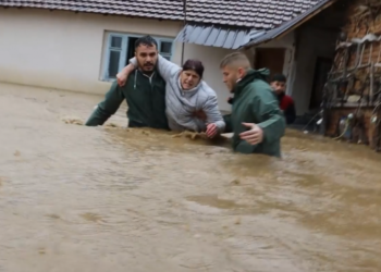 Momenti kur zyrtarët e komunës së Skenderajt shpëtojnë çiftin nga vërshimet