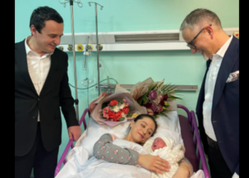 Kurti e Vitia vizitojnë foshnjën e parë të vitit 2023