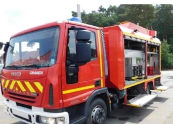 Përfshihet nga flakët kati i parë i pallatit në Durrës