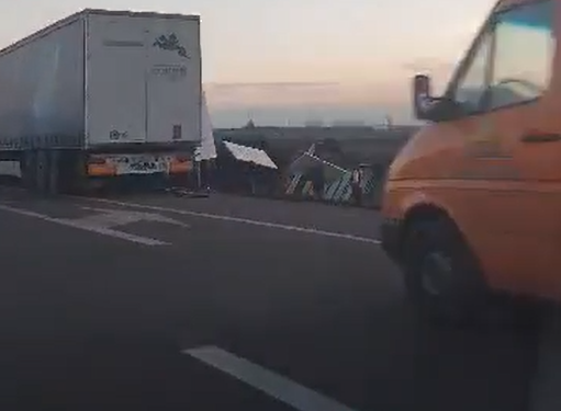 Aksident mes dy kamionëve në autostradën Prishtinë-Ferizaj