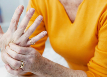 Mjekët konfirmojnë ndikimin e motit të lagësht tek dhimbjet e artritit