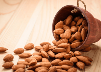 Përfitimet shëndetësore të ngrënies së bajameve në mëngjes